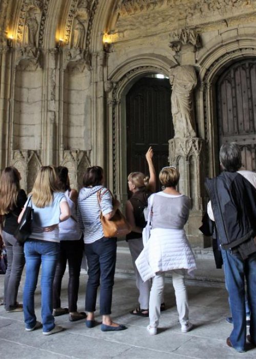 Groupe en visite guidée avec système d'écoute sans fil, solution proposée par Artcast Technologies.