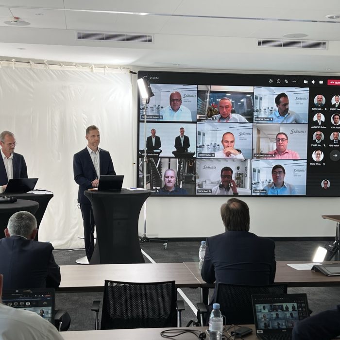 Conférence hybride avec écran de visioconférence multi-intervenants, technologie déployée par Artcast Technologies.