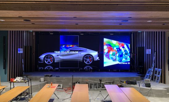 Écran LED grand format installé par Artcast Technologies, affichant des visuels haute définition sur scène.