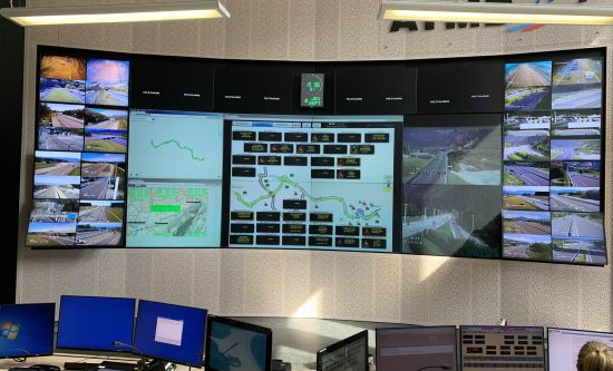 Salle de contrôle avec mur d'écrans d'hypervision, solution déployée par Artcast Technologies.