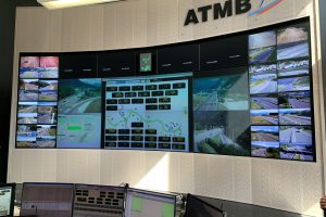 Salle de contrôle avec mur d'écrans d'hypervision, solution déployée par Artcast Technologies.
