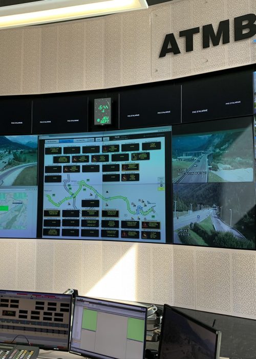 Salle de contrôle avec mur d'écrans d'hypervision, solution déployée par Artcast Technologies.