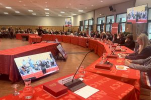 Régie audiovisuelle complète (micros, caméras, écrans) assurée par Artcast Technologies pour le conseil municipal d'Annecy.