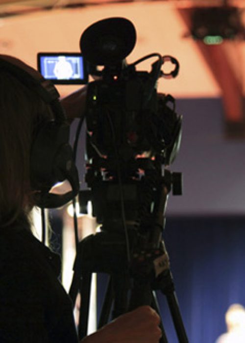 Caméraman de production vidéo captant un événement en direct pour Artcast Technologies.