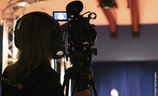 Caméraman de production vidéo captant un événement en direct pour Artcast Technologies.