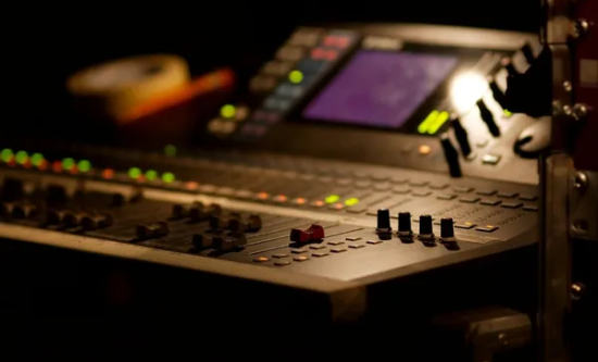 Console de mixage audio professionnelle utilisée par Artcast Technologies pour la sonorisation d'événements.