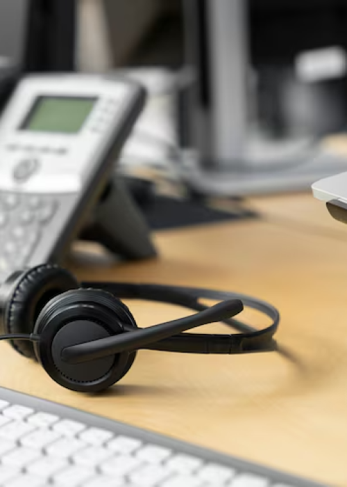 Téléphone IP et casque sur bureau, solution de téléphonie VoIP par Artcast Technologies.