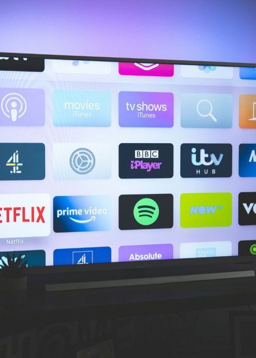 Écran avec applications de streaming, solution IPTV centralisée par Artcast Technologies.